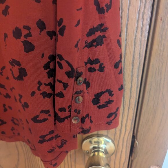 Liz Claiborne Leopard Print 3/4 Sleeve V-Neck Pullover Top Terracotta-Large - Picture 2 of 4